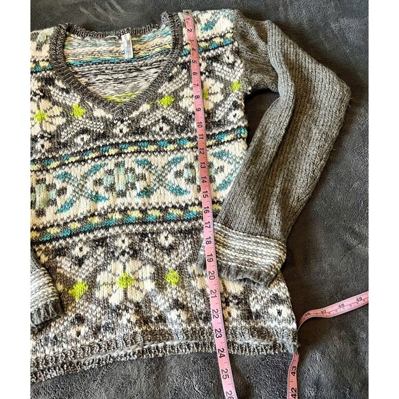 Aeropostale Womens Sweater V-Neck Fair Isle Gray Size M Lightly Worn - Picture 4 of 8